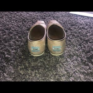 Women’s gold sparkle toms